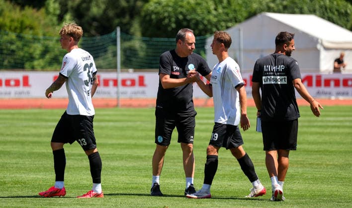 04.07.2026, Deutschland, Stuttgart, Fussball Testspiel, Regionalliga Südwest, SV Stuttgarter Kickers vs. Young Boys Reutlingen, v.l. Kickers Trainer Holger Bachthaler, Nico Fundel (Kickers) *** July 4, 2026, Germany, Stuttgart, soccer exhibition match, Regionalliga Südwest, SV Stuttgarter Kickers vs. Young Boys Reutlingen; from left: Kickers coach Holger Bachthaler, Nico Fundel (Kickers)