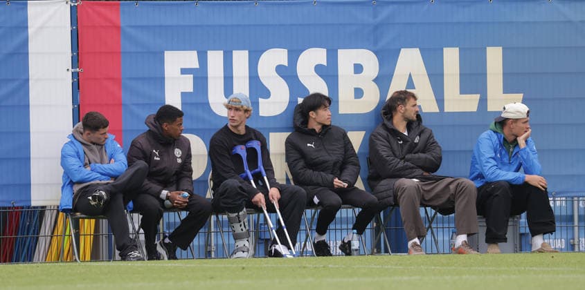 Der verletzte Lasse Rosenboom mit Kruecken am Rand des Testspieles Fussball, Herren, Saison 2026 2027, 2.BL, Trainingsgelaende, Testspiel, Saisonvorbereitung, Holstein Kiel gegen FC Fredericia (2.Liga Daenemark) DFL REGULATIONS PROHIBIT ANY USE OF PHOTOGRAPHS AS IMAGE SEQUENCES AND OR QUASI-VIDEO. *** The injured Lasse Rosenboom on crutches on the sidelines of a soccer friendly, men s, 2026–2027 season, 2nd Bundesliga, training ground, friendly match, preseason, Holstein Kiel vs. FC Fredericia, Danish 2nd Division. DFL REGULATIONS PROHIBIT ANY USE OF PHOTOGRAPHS AS IMAGE SEQUENCES AND OR QUASI-VIDEO