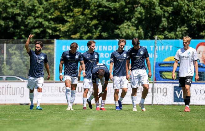 04.07.2026, Deutschland, Stuttgart, Fussball Testspiel, Regionalliga Südwest, SV Stuttgarter Kickers vs. Young Boys Reutlingen, Jubel nach dem 0:1 Tor, Torschütze Marko Drljo (YB) *** July 4, 2026, Germany, Stuttgart, Soccer Friendly Match, Regionalliga Southwest, SV Stuttgarter Kickers vs. Young Boys Reutlingen, Celebrations after the 0-1 goal, Goal Scorer: Marko Drljo (YB)
