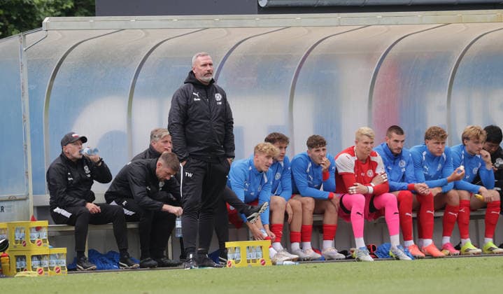 Trainer Tim Walter (Holstein Kiel) Fussball, Herren, Saison 2026 2027, 2.BL, Trainingsgelaende, Testspiel, Saisonvorbereitung, Holstein Kiel gegen FC Fredericia (2.Liga Daenemark) DFL REGULATIONS PROHIBIT ANY USE OF PHOTOGRAPHS AS IMAGE SEQUENCES AND OR QUASI-VIDEO. *** Coach Tim Walter, Holstein Kiel Soccer, Men s Team, 2026–2027 Season, 2. Bundesliga, Training Ground, Friendly Match, Preseason, Holstein Kiel vs. FC Fredericia, Danish 2nd Division. DFL regulations prohibit any use of photographs as image sequences and or quasi-video.
