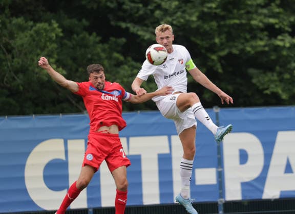 Frederik Rieper (FC Frfedericia), Jonas Meffert (Holstein Kiel) Fussball, Herren, Saison 2026 2027, 2.BL, Trainingsgelaende, Testspiel, Saisonvorbereitung, Holstein Kiel gegen FC Fredericia (2.Liga Daenemark) DFL REGULATIONS PROHIBIT ANY USE OF PHOTOGRAPHS AS IMAGE SEQUENCES AND OR QUASI-VIDEO. *** Frederik Rieper, FC Fredericia; Jonas Meffert, Holstein Kiel Soccer, Men s Team, 2026–2027 Season, 2nd Division, Training Ground, Friendly Match, Preseason, Holstein Kiel vs. FC Fredericia, Danish 2nd Division. DFL regulations prohibit any use of photographs as image sequences and or quasi-video.