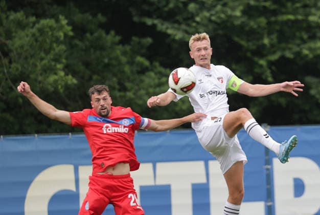 Frederik Rieper (FC Frfedericia), Jonas Meffert (Holstein Kiel) Fussball, Herren, Saison 2026 2027, 2.BL, Trainingsgelaende, Testspiel, Saisonvorbereitung, Holstein Kiel gegen FC Fredericia (2.Liga Daenemark) DFL REGULATIONS PROHIBIT ANY USE OF PHOTOGRAPHS AS IMAGE SEQUENCES AND OR QUASI-VIDEO. *** Frederik Rieper, FC Fredericia; Jonas Meffert, Holstein Kiel Soccer, Men s Team, 2026–2027 Season, 2nd Division, Training Ground, Friendly Match, Preseason, Holstein Kiel vs. FC Fredericia, Danish 2nd Division. DFL regulations prohibit any use of photographs as image sequences and or quasi-video.