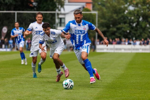 links Ahmed Sahwil (FSV) gegen Leon Dajaku (Rostock) ; GER, FSV Kühlungsborn vs. FC Hansa Rostock, Fußball, Männer, 3. Liga, Testspiel, Spielzeit 2026 2027, 04.07.2026 Kühlungsborn Sportplatz Mecklenburg - Vorpommern Deutschland *** Left: Ahmed Sahwil (FSV) vs. Leon Dajaku (Rostock, GER), FSV Kühlungsborn vs. FC Hansa Rostock, Soccer, Men, 3rd Division, Friendly Match, 2026–2027 Season, July 4, 2026, Kühlungsborn Sports Field, Mecklenburg-Western Pomerania, Germany