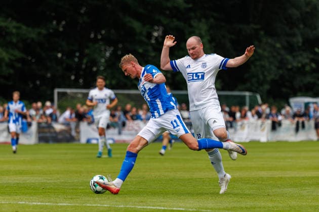 links Emil Frost Holten (Rostock) gegen Tom Wilke (FSV) ; GER, FSV Kühlungsborn vs. FC Hansa Rostock, Fußball, Männer, 3. Liga, Testspiel, Spielzeit 2026 2027, 04.07.2026 Kühlungsborn Sportplatz Mecklenburg - Vorpommern Deutschland *** Emil Frost Holten (Rostock) vs. Tom Wilke (FSV GER), FSV Kühlungsborn vs. FC Hansa Rostock, Soccer, Men, 3rd Division, Friendly Match, 2026–2027 Season, July 4, 2026, Kühlungsborn Sports Field, Mecklenburg-Western Pomerania, Germany
