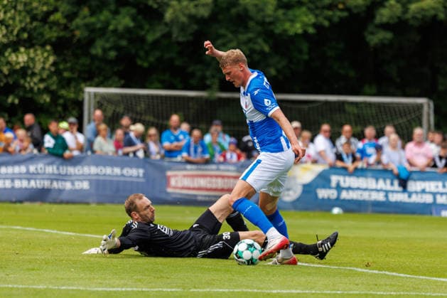 vorn Emil Frost Holten (Rostock) gegen Torwart Benjamin Heskamp (FSV) ; GER, FSV Kühlungsborn vs. FC Hansa Rostock, Fußball, Männer, 3. Liga, Testspiel, Spielzeit 2026 2027, 04.07.2026 Kühlungsborn Sportplatz Mecklenburg - Vorpommern Deutschland *** Emil Frost Holten of Rostock facing goalkeeper Benjamin Heskamp of FSV GER, FSV Kühlungsborn vs. FC Hansa Rostock, soccer, men s, 3rd Division, friendly match, 2026–2027 season, July 4, 2026, Kühlungsborn Sports Field, Mecklenburg-Western Pomerania, Germany