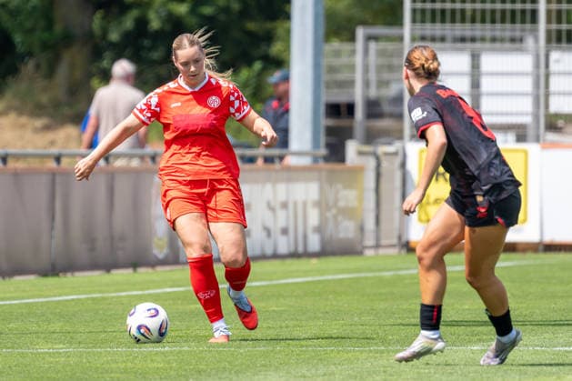 Justine Brandau (Bayer 04 Leverkusen, 08) setzt Christine Kilian (1. FSV Mainz 05, 16) unter Druck. Bayer 04 Leverkusen vs. 1. FSV Mainz 05, Fussball, Frauen Bundesliga, Testspiel, Saison 2026 2027, 04.07.2026 DFL DFB Regulations prohibit any use of Photographs as image sequences and or Quasivideo Bayer 04 Leverkusen vs. 1. FSV Mainz 05, Fussball, Frauen Bundesliga, Testspiel, Saison 2026 2027, 04.07.2026 Leverkusen *** Justine Brandau (Bayer 04 Leverkusen, 08) puts pressure on Christine Kilian (1 FSV Mainz 05, 16). Bayer 04 Leverkusen vs. 1 FSV Mainz 05, Soccer, Women s Bundesliga, Friendly Match, 2026–2027 Season, July 4, 2026 DFL DFB regulations prohibit any use of photographs as image sequences and or quasi-video Bayer 04 Leverkusen vs. 1 FSV Mainz 05, Soccer, Women’s Bundesliga, Friendly Match, 2026–2027 Season, July 4, 2026, Leverkusen Copyright: xEibner-Pressefoto ThomasxHaeslerx EP_THR