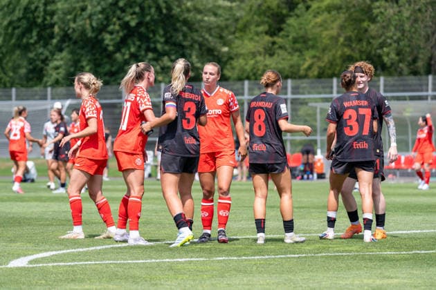 Die Mainzer Spielerinnen gratulieren den Leverkusenerinnen zum 2:0 Erfolg Bayer 04 Leverkusen vs. 1. FSV Mainz 05, Fussball, Frauen Bundesliga, Testspiel, Saison 2026 2027, 04.07.2026 DFL DFB Regulations prohibit any use of Photographs as image sequences and or Quasivideo Bayer 04 Leverkusen vs. 1. FSV Mainz 05, Fussball, Frauen Bundesliga, Testspiel, Saison 2026 2027, 04.07.2026 Leverkusen *** The Mainz players congratulate the Leverkusen players on their 2–0 victory: Bayer 04 Leverkusen vs. 1. FSV Mainz 05, Soccer, Women’s Bundesliga, Friendly Match, 2026–2027 Season, July 4, 2026 DFL DFB regulations prohibit any use of photographs as image sequences and or quasi-video Bayer 04 Leverkusen vs. 1 FSV Mainz 05, Soccer, Women’s Bundesliga, Friendly Match, 2026–2027 Season, July 4, 2026, Leverkusen Copyright: xEibner-Pressefoto ThomasxHaeslerx EP_THR