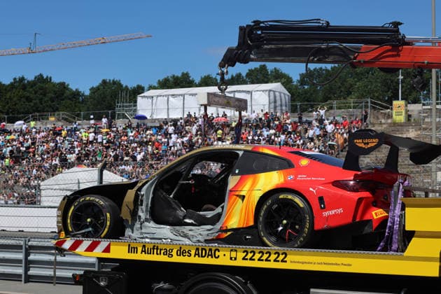 Nürnberg, Deutschland 03. - 05. Juli 2026: DTM - 2026 - Norisring - Samstag Rennen 1 Im Bild: Kelvin van der Linde (RSA 3) auf dem Abschleppwagen nach seinem heftigen Unfall. Norisring Bayern *** Nuremberg, Germany, July 3–5, 2026, DTM 2026 Norisring, Saturday, Race 1. Pictured: Kelvin van der Linde (RSA), No. 3, on the tow truck after his violent crash at the Norisring in Bavaria. Copyright: xFotostandx xFabianxWernerx