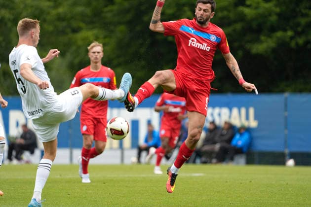 Foto : Frederik RIEPER (Frederica) gegen Giorgi Kivitaia ( Kiel , rechts ) Fussball 2. Bundesliga , Holstein Kiel - FC Frederica Testspiel am Sa. 04.07.2026 *** Photo by Frederik RIEPER: Frederica vs. Giorgi Kivitaia, Kiel; right: Soccer, 2. Bundesliga; Holstein Kiel vs. FC Frederica friendly match on Sat, July 4, 2026
