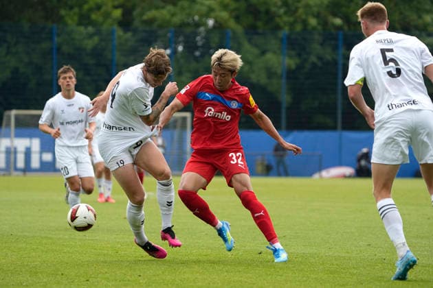Foto : Eskild DALL (Frederica) gegen Hiroki SEKINE ( kiel in riot , rechts ) Fussball 2. Bundesliga , Holstein Kiel - FC Frederica Testspiel am Sa. 04.07.2026 *** Photo by Eskild DALL: Frederica vs. Hiroki SEKINE in Kiel during a riot; on the right, soccer, 2. Bundesliga; Holstein Kiel FC vs. Frederica friendly match on Sat, July 4, 2026