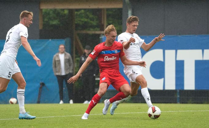 Foto : Jeppe KUDSK (Frederica) gegen Kasper Davidsen (Kiel , in rot ) Fussball 2. Bundesliga , Holstein Kiel - FC Frederica Testspiel am Sa. 04.07.2026 *** Photo by Jeppe KUDSK: Frederica vs. Kasper Davidsen, Kiel; in red: Soccer, 2. Bundesliga; Holstein Kiel vs. FC Frederica, friendly match on Sat, July 4, 2026