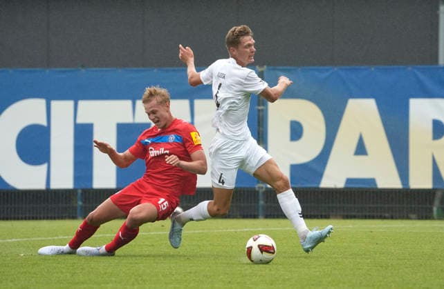 Foto : Jeppe KUDSK (Frederica) gegen Kasper Davidsen (Kiel , in rot ) Fussball 2. Bundesliga , Holstein Kiel - FC Frederica Testspiel am Sa. 04.07.2026 *** Photo by Jeppe KUDSK: Frederica vs. Kasper Davidsen, Kiel; in red: Soccer, 2. Bundesliga; Holstein Kiel vs. FC Frederica, friendly match on Sat, July 4, 2026