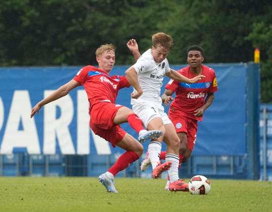 Foto : Elias HANSBERG (Frederica) gegen Kasper Davidsen (Kiel. , links) Fussball 2. Bundesliga , Holstein Kiel - FC Frederica Testspiel am Sa. 04.07.2026 *** Photo by Elias HANSBERG: Frederica vs. Kasper Davidsen, Kiel; left: Soccer, 2. Bundesliga; Holstein Kiel vs. FC Frederica, friendly match on Sat, July 4, 2026