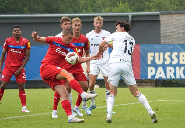 Foto : Torschuss von David ZEC (Kiel) gegen William MADSEN (Frederica) Fussball 2. Bundesliga , Holstein Kiel - FC Frederica Testspiel am Sa. 04.07.2026 *** Photo: David ZEC of Kiel taking a shot on goal against William MADSEN; Frederica vs. Holstein Kiel FC, 2. Bundesliga, friendly match on Sat, July 4, 2026