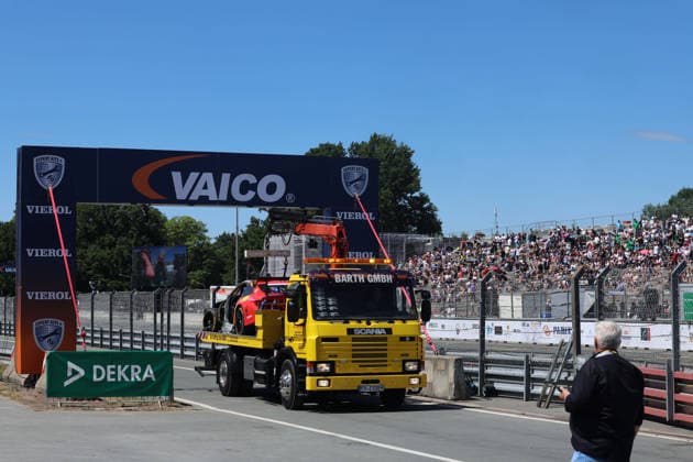 Nürnberg, Deutschland 03. - 05. Juli 2026: DTM - 2026 - Norisring - Samstag Rennen 1 Im Bild: Kelvin van der Linde (RSA 3) auf dem Abschleppwagen nach seinem heftigen Unfall. Norisring Bayern *** Nuremberg, Germany, July 3–5, 2026, DTM 2026 Norisring, Saturday, Race 1. Pictured: Kelvin van der Linde (RSA), No. 3, on the tow truck after his violent crash at the Norisring in Bavaria. Copyright: xFotostandx xFabianxWernerx