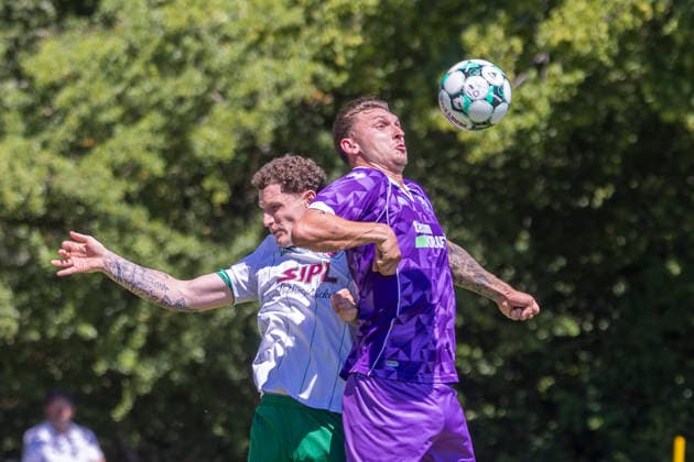 1Stammham, Deutschland 04. Juli 2026: Testspiel - 2026 2027 - FC Ingolstadt 04 gegen VfB Eichstätt Im Bild: v. li. im Zweikampf Jens Schüler Schueler (VfB) und Julian Kügel Kuegel (FCI) Sportanlage SV Stammham Bayern *** Stammham, Germany, July 4, 2026 Friendly Match 2026–2027: FC Ingolstadt 04 vs. VfB Eichstätt. Pictured, from left, in a tackle: Jens Schüler (VfB) and Julian Kügel (FCI). SV Stammham Sports Complex, Bavaria Copyright: xFotostandx xSchäferx