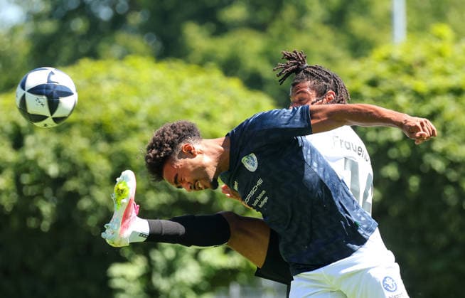 04.07.2026, Deutschland, Stuttgart, Fussball Testspiel, Regionalliga Südwest, SV Stuttgarter Kickers vs. Young Boys Reutlingen, v.l. Amir Brockman (YB), Melkamu Frauendorf (Kickers) *** July 4, 2026, Germany, Stuttgart, Soccer Friendly Match, Regionalliga Südwest, SV Stuttgarter Kickers vs. Young Boys Reutlingen, from left: Amir Brockman (YB), Melkamu (Frauendorf Kickers)