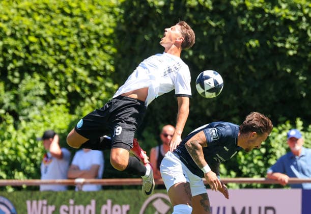 04.07.2026, Deutschland, Stuttgart, Fussball Testspiel, Regionalliga Südwest, SV Stuttgarter Kickers vs. Young Boys Reutlingen, v.l. Nico Fundel (Kickers), Moritz Kuhn (YB) *** July 4, 2026, Germany, Stuttgart, Soccer Friendly, Regionalliga Südwest, SV Stuttgarter Kickers vs. Young Boys Reutlingen, from left: Nico Fundel (Kickers), Moritz Kuhn (YB)