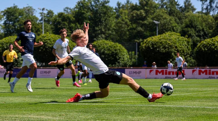 04.07.2026, Deutschland, Stuttgart, Fussball Testspiel, Regionalliga Südwest, SV Stuttgarter Kickers vs. Young Boys Reutlingen, Christoph Meister (Kickers) *** July 4, 2026, Germany, Stuttgart, Soccer Friendly Match, Regionalliga Südwest, SV Stuttgarter Kickers vs. Young Boys Reutlingen, Christoph Meister Kickers