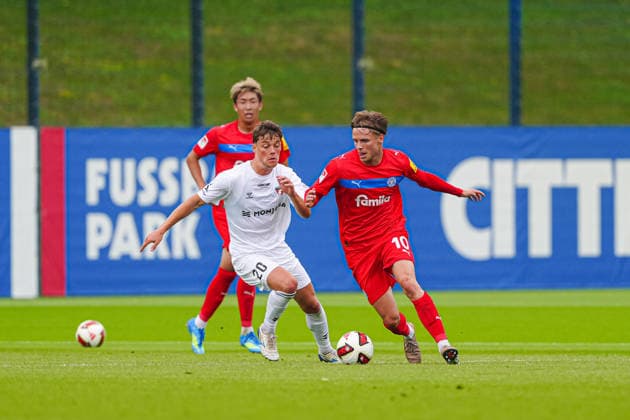 Daniel Haarbo (FC Fredericia, 20), Jonas Therkelsen (Holstein Kiel, 10) GER, Holstein Kiel vs. FC Fredericia, Fussball, Testspiel, Saison 2026 2027, 04.07.2026 DFL REGULATIONS PROHIBIT ANY USE OF PHOTOGRAPHS AS IMAGE SEQUENCES AND OR QUASI-VIDEO GER, Holstein Kiel vs. FC Fredericia, Fussball, Testspiel, Saison 2026 2027, 04.07.2026 Kiel *** Daniel Haarbo, FC Fredericia, 20; Jonas Therkelsen, Holstein Kiel, 10 (GER); Holstein Kiel vs. FC Fredericia, Soccer, Friendly Match, 2026–2027 Season, July 4, 2026 DFL regulations prohibit any use of photographs as image sequences and or quasi-video GER, Holstein Kiel vs. FC Fredericia, soccer, friendly match, 2026–2027 season, July 4, 2026, Kiel Copyright: xEibner-Pressefoto MarcelxvonxFehrnx EP_MFN