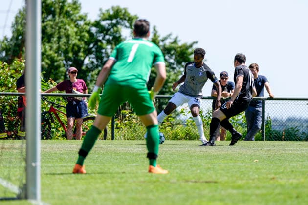 v.li.: Gerrit Mayer (Torhüter, SV Moosbrunn, 1), Noah Sarenren Bazee (SV Waldhof, 37, Neuzugang), Andre Kuhn (SV Moosbrunn, 18), Zweikampf, Spielszene, Duell, duel, tackle, tackling, Dynamik, Action, Aktion, 04.07.2026, Schönbrunn-Moosbrunn (Deutschland), Fussball, Testspiel, SV Moosbrunn - SV Waldhof Mannheim, DFB DFL REGULATIONS PROHIBIT ANY USE OF PHOTOGRAPHS AS IMAGE SEQUENCES AND OR QUASI-VIDEO. *** From left: Gerrit Mayer, goalkeeper, SV Moosbrunn, 1, Noah Sarenren Bazee, SV Waldhof, 37, new signing, Andre Kuhn, SV Moosbrunn, 18, tackle, game scene, duel, tackle, tackling, dynamic, action, 04 07 2026, Schönbrunn Moosbrunn Germany, soccer, friendly match, SV Moosbrunn vs. SV Waldhof Mannheim, DFB and DFL regulations prohibit any use of photographs as image sequences and or quasi-video xozx