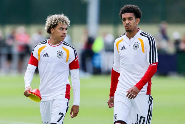 Montrell Culbreath (Germany) und Francis Onyeka (Germany) unterhalten sich, UEFA European Under-19 Championship 2026 Group A, Spain v Germany, Central Park Stadium am 04. July 2026 in Denbigh, Vereinigtes Königreich. (Foto von Marco Steinbrenner DeFodi Images) Montrell Culbreath (Germany) und Francis Onyeka (Germany) talk together, UEFA European Under-19 Championship 2026 Group A, Spain v Germany, Central Park Stadium, July 4, 2026 in Denbigh, United Kingdom. (Photo by Marco Steinbrenner DeFodi Images) - *** Montrell Culbreath (Germany) and Francis Onyeka (Germany) chat, 2026 UEFA European Under-19 Championship Group A, Spain vs. Germany, Central Park Stadium on July 4, 2026, in Denbigh, United Kingdom. Photo by Marco Steinbrenner, DeFodi Images. Montrell Culbreath (Germany) and Francis Onyeka (Germany) talk together, 2026 UEFA European Under-19 Championship Group A, Spain vs. Germany, Central Park Stadium, July 4, 2026, in Denbigh, United Kingdom. Photo by Marco Steinbrenner, DeFodi Images