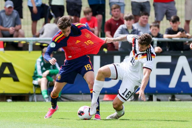 Sergio Esteban (Spain) und Luis Stapelmann (Germany) kaempfen um den Ball, UEFA European Under-19 Championship 2026 Group A, Spain v Germany, Central Park Stadium am 04. July 2026 in Denbigh, Vereinigtes Königreich. (Foto von Marco Steinbrenner DeFodi Images) Sergio Esteban (Spain) und Luis Stapelmann (Germany) battle for the ball, UEFA European Under-19 Championship 2026 Group A, Spain v Germany, Central Park Stadium, July 4, 2026 in Denbigh, United Kingdom. (Photo by Marco Steinbrenner DeFodi Images) - *** Sergio Esteban (Spain) and Luis Stapelmann (Germany) battle for the ball, 2026 UEFA European Under-19 Championship Group A, Spain vs. Germany, Central Park Stadium on July 4, 2026, in Denbigh, United Kingdom. Photo by Marco Steinbrenner, DeFodi Images. Sergio Esteban (Spain) and Luis Stapelmann (Germany) battle for the ball, UEFA European Under-19 Championship 2026, Group A, Spain vs. Germany, Central Park Stadium, July 4, 2026, in Denbigh, United Kingdom. Photo by Marco Steinbrenner, DeFodi Images