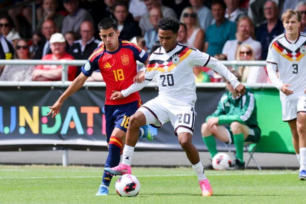Joselillo Gaitan (Spain) und Tiago Poller (Germany) kaempfen um den Ball, UEFA European Under-19 Championship 2026 Group A, Spain v Germany, Central Park Stadium am 04. July 2026 in Denbigh, Vereinigtes Königreich. (Foto von Marco Steinbrenner DeFodi Images) Joselillo Gaitan (Spain) und Tiago Poller (Germany) battle for the ball, UEFA European Under-19 Championship 2026 Group A, Spain v Germany, Central Park Stadium, July 4, 2026 in Denbigh, United Kingdom. (Photo by Marco Steinbrenner DeFodi Images) - *** Joselillo Gaitan (Spain) and Tiago Poller (Germany) battle for the ball, 2026 UEFA European Under-19 Championship Group A, Spain vs. Germany, Central Park Stadium on July 4, 2026, in Denbigh, United Kingdom. Photo by Marco Steinbrenner, DeFodi Images. Joselillo Gaitan (Spain) and Tiago Poller (Germany) battle for the ball, UEFA European Under-19 Championship 2026, Group A, Spain vs. Germany, Central Park Stadium, July 4, 2026, in Denbigh, United Kingdom. Photo by Marco Steinbrenner, DeFodi Images