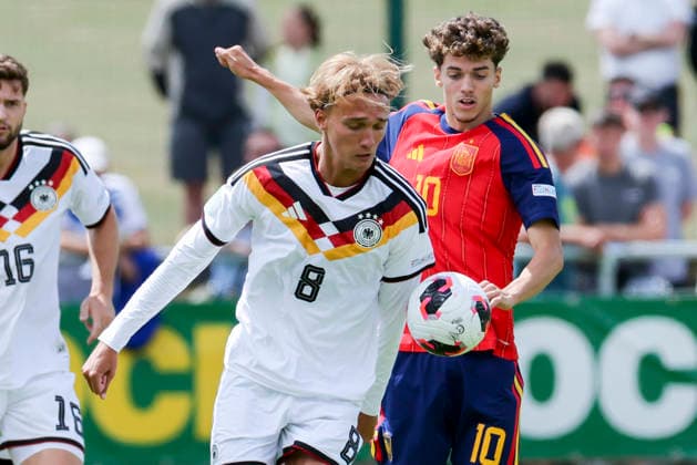 Luis Engelns (Germany) und Thiago Pitarch (Spain) kaempfen um den Ball, UEFA European Under-19 Championship 2026 Group A, Spain v Germany, Central Park Stadium am 04. July 2026 in Denbigh, Vereinigtes Königreich. (Foto von Marco Steinbrenner DeFodi Images) Luis Engelns (Germany) und Thiago Pitarch (Spain) battle for the ball, UEFA European Under-19 Championship 2026 Group A, Spain v Germany, Central Park Stadium, July 4, 2026 in Denbigh, United Kingdom. (Photo by Marco Steinbrenner DeFodi Images) - *** Luis Engelns (Germany) and Thiago Pitarch (Spain) battle for the ball, 2026 UEFA European Under-19 Championship Group A, Spain vs. Germany, Central Park Stadium on July 4, 2026, in Denbigh, United Kingdom. Photo by Marco Steinbrenner, DeFodi Images. Luis Engelns (Germany) and Thiago Pitarch (Spain) battle for the ball, UEFA European Under-19 Championship 2026, Group A, Spain vs. Germany, Central Park Stadium, July 4, 2026, in Denbigh, United Kingdom. Photo by Marco Steinbrenner, DeFodi Images