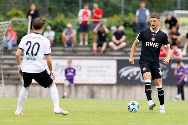Fußball Testspiel VFB Bottrop - Rot-Weiss Essen am 06.07.2026 im Jahnstadion in Bottrop Luca Bazzoli ( Rot-Weiss Essen ) *** Soccer Friendly Match: VFB Bottrop vs. Rot-Weiss Essen on July 6, 2026, at the Jahnstadion in Bottrop. Luca Bazzoli, Rot-Weiss Essen