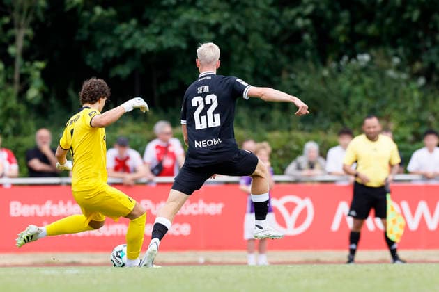 Fußball Testspiel VFB Bottrop - Rot-Weiss Essen am 06.07.2026 im Jahnstadion in Bottrop Janne Sietan ( Rot-Weiss Essen ) *** Soccer Friendly Match: VFB Bottrop vs. Rot Weiss Essen on July 6, 2026, at the Jahnstadion in Bottrop. Janne Sietan, Rot Weiss Essen
