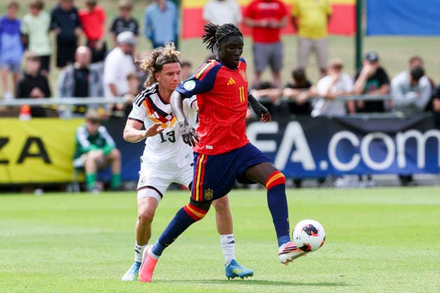 Mika Wallentowitz (Germany) und Ousmane Diallo (Spain) kaempfen um den Ball, UEFA European Under-19 Championship 2026 Group A, Spain v Germany, Central Park Stadium am 04. July 2026 in Denbigh, Vereinigtes Königreich. (Foto von Marco Steinbrenner DeFodi Images) Mika Wallentowitz (Germany) und Ousmane Diallo (Spain) battle for the ball, UEFA European Under-19 Championship 2026 Group A, Spain v Germany, Central Park Stadium, July 4, 2026 in Denbigh, United Kingdom. (Photo by Marco Steinbrenner DeFodi Images) - *** Mika Wallentowitz (Germany) and Ousmane Diallo (Spain) battle for the ball, 2026 UEFA European Under-19 Championship Group A, Spain vs. Germany, Central Park Stadium on July 4, 2026, in Denbigh, United Kingdom. Photo by Marco Steinbrenner, DeFodi Images. Mika Wallentowitz (Germany) and Ousmane Diallo (Spain) battle for the ball, 2026 UEFA European Under-19 Championship, Group A, Spain vs. Germany, Central Park Stadium, July 4, 2026, in Denbigh, United Kingdom. Photo by Marco Steinbrenner, DeFodi Images