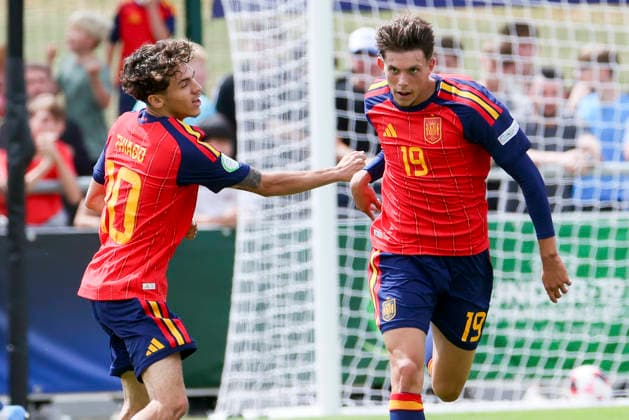 Sergio Esteban (Spain) bejubelt seinen Treffer zum 1:0 mit Thiago Pitarch (Spain), UEFA European Under-19 Championship 2026 Group A, Spain v Germany, Central Park Stadium am 04. July 2026 in Denbigh, Vereinigtes Königreich. (Foto von Marco Steinbrenner DeFodi Images) Sergio Esteban (Spain) celebrates after scoring his teams first goal with Thiago Pitarch (Spain), UEFA European Under-19 Championship 2026 Group A, Spain v Germany, Central Park Stadium, July 4, 2026 in Denbigh, United Kingdom. (Photo by Marco Steinbrenner DeFodi Images) - *** Sergio Esteban Spain celebrates his goal to make it 1–0 with Thiago Pitarch Spain, 2026 UEFA European Under-19 Championship Group A, Spain vs. Germany, Central Park Stadium on July 4, 2026, in Denbigh, United Kingdom. Photo by Marco Steinbrenner, DeFodi Images. Sergio Esteban Spain celebrates after scoring his team’s first goal with Thiago Pitarch Spain, UEFA European Under-19 Championship 2026, Group A, Spain vs. Germany, Central Park Stadium, July 4, 2026, in Denbigh, United Kingdom. Photo by Marco Steinbrenner, DeFodi Images