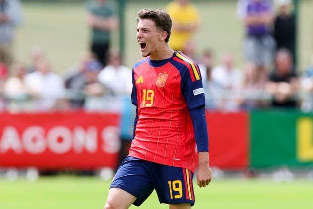 Sergio Esteban (Spain) bejubelt seinen Treffer zum 1:0, UEFA European Under-19 Championship 2026 Group A, Spain v Germany, Central Park Stadium am 04. July 2026 in Denbigh, Vereinigtes Königreich. (Foto von Marco Steinbrenner DeFodi Images) Sergio Esteban (Spain) celebrates after scoring his teams first goal, UEFA European Under-19 Championship 2026 Group A, Spain v Germany, Central Park Stadium, July 4, 2026 in Denbigh, United Kingdom. (Photo by Marco Steinbrenner DeFodi Images) - *** Sergio Esteban Spain celebrates his goal to make it 1–0, 2026 UEFA European Under-19 Championship, Group A, Spain vs. Germany, Central Park Stadium on July 4, 2026, in Denbigh, United Kingdom. Photo by Marco Steinbrenner, DeFodi Images. Sergio Esteban Spain celebrates after scoring his team’s first goal, UEFA European Under-19 Championship 2026, Group A, Spain vs. Germany, Central Park Stadium, July 4, 2026, in Denbigh, United Kingdom. Photo by Marco Steinbrenner, DeFodi Images