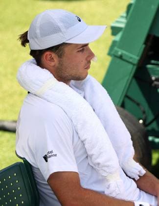 Arthur Fery calls for a doctor to treat a nosebleed during his third round match Wimbledon Tennis Championships, Day 6, The All England Lawn Tennis and Croquet Club, London, UK - 04 Jul 2026London The All England Lawn Tennis and United Kingdom  Copyright: xKieranxMcManus Shutterstockx 16975553cc