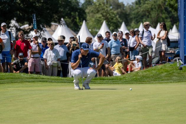 Matti Schmid (GER) beim lesen der Putlinie. xettx, Deutschland, Muenchen, 04.07.2026, Golf, 37. BMW International Open, 2026, Round 3, DP World Tour, Golfclub Muenchen Eichenried *** Matti Schmid (GER) reading the putt line xettx, Germany, Munich, July 4, 2026, Golf, 37th BMW International Open, 2026, Round 3, DP World Tour, Golfclub München Eichenried