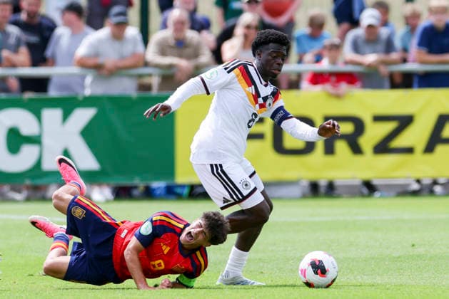 Quim Junyent (Spain) und Boris Lum (Germany) kaempfen um den Ball, UEFA European Under-19 Championship 2026 Group A, Spain v Germany, Central Park Stadium am 04. July 2026 in Denbigh, Vereinigtes Königreich. (Foto von Marco Steinbrenner DeFodi Images) Quim Junyent (Spain) und Boris Lum (Germany) battle for the ball, UEFA European Under-19 Championship 2026 Group A, Spain v Germany, Central Park Stadium, July 4, 2026 in Denbigh, United Kingdom. (Photo by Marco Steinbrenner DeFodi Images) - *** Quim Junyent (Spain) and Boris Lum (Germany) battle for the ball, 2026 UEFA European Under-19 Championship Group A, Spain vs. Germany, Central Park Stadium on July 4, 2026, in Denbigh, United Kingdom. Photo by Marco Steinbrenner, DeFodi Images. Quim Junyent (Spain) and Boris Lum (Germany) battle for the ball, UEFA European Under-19 Championship 2026, Group A, Spain vs. Germany, Central Park Stadium, July 4, 2026, in Denbigh, United Kingdom. Photo by Marco Steinbrenner, DeFodi Images