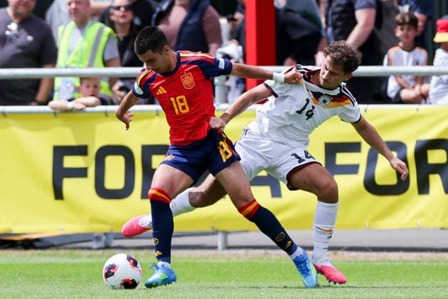 Joselillo Gaitan (Spain) und Taycan Etcibasi (Germany) kaempfen um den Ball, UEFA European Under-19 Championship 2026 Group A, Spain v Germany, Central Park Stadium am 04. July 2026 in Denbigh, Vereinigtes Königreich. (Foto von Marco Steinbrenner DeFodi Images) Joselillo Gaitan (Spain) und Taycan Etcibasi (Germany) battle for the ball, UEFA European Under-19 Championship 2026 Group A, Spain v Germany, Central Park Stadium, July 4, 2026 in Denbigh, United Kingdom. (Photo by Marco Steinbrenner DeFodi Images) - *** Joselillo Gaitan (Spain) and Taycan Etcibasi (Germany) battle for the ball, 2026 UEFA European Under-19 Championship Group A, Spain vs. Germany, Central Park Stadium on July 4, 2026, in Denbigh, United Kingdom. Photo by Marco Steinbrenner, DeFodi Images. Joselillo Gaitan (Spain) and Taycan Etcibasi (Germany) battle for the ball, UEFA European Under-19 Championship 2026, Group A, Spain vs. Germany, Central Park Stadium, July 4, 2026, in Denbigh, United Kingdom. Photo by Marco Steinbrenner, DeFodi Images