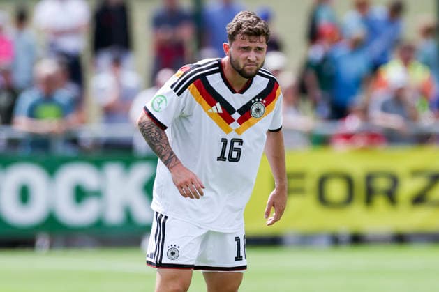 Luis Stapelmann (Germany) schaut enttaeuscht, UEFA European Under-19 Championship 2026 Group A, Spain v Germany, Central Park Stadium am 04. July 2026 in Denbigh, Vereinigtes Königreich. (Foto von Marco Steinbrenner DeFodi Images) Luis Stapelmann (Germany) looks dejected, UEFA European Under-19 Championship 2026 Group A, Spain v Germany, Central Park Stadium, July 4, 2026 in Denbigh, United Kingdom. (Photo by Marco Steinbrenner DeFodi Images) - *** Luis Stapelmann of Germany looks disappointed, 2026 UEFA European Under-19 Championship Group A, Spain vs. Germany, Central Park Stadium on July 4, 2026, in Denbigh, United Kingdom. Photo by Marco Steinbrenner, DeFodi Images. Luis Stapelmann of Germany looks dejected, UEFA European Under-19 Championship 2026, Group A, Spain vs. Germany, Central Park Stadium, July 4, 2026, in Denbigh, United Kingdom. Photo by Marco Steinbrenner, DeFodi Images