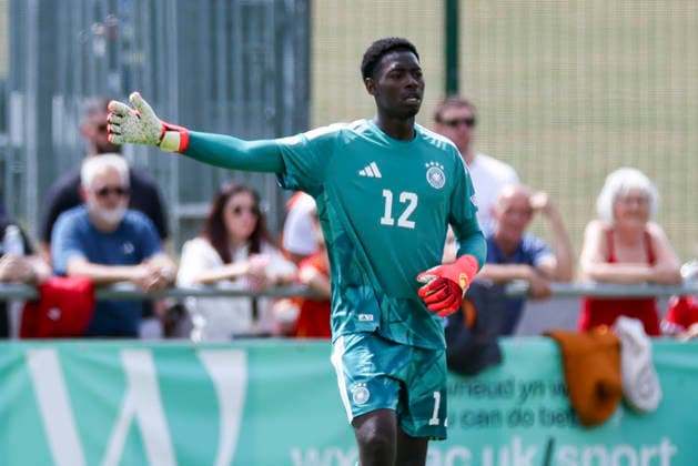 Torhueter Enis Kamga (Germany) gestikuliert, UEFA European Under-19 Championship 2026 Group A, Spain v Germany, Central Park Stadium am 04. July 2026 in Denbigh, Vereinigtes Königreich. (Foto von Marco Steinbrenner DeFodi Images) Torhueter Enis Kamga (Germany) gestures, UEFA European Under-19 Championship 2026 Group A, Spain v Germany, Central Park Stadium, July 4, 2026 in Denbigh, United Kingdom. (Photo by Marco Steinbrenner DeFodi Images) - *** Goalkeeper Enis Kamga of Germany gestures, 2026 UEFA European Under-19 Championship Group A, Spain vs. Germany, Central Park Stadium on July 4, 2026, in Denbigh, United Kingdom. Photo by Marco Steinbrenner, DeFodi Images. Goalkeeper Enis Kamga of Germany gestures, UEFA European Under-19 Championship 2026, Group A, Spain vs. Germany, Central Park Stadium, July 4, 2026, in Denbigh, United Kingdom. Photo by Marco Steinbrenner, DeFodi Images