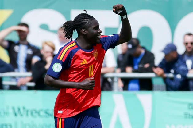 Ousmane Diallo (Spain) bejubelt seinen Treffer zum 3:0, UEFA European Under-19 Championship 2026 Group A, Spain v Germany, Central Park Stadium am 04. July 2026 in Denbigh, Vereinigtes Königreich. (Foto von Marco Steinbrenner DeFodi Images) Ousmane Diallo (Spain) celebrates after scoring his teams third Goal, UEFA European Under-19 Championship 2026 Group A, Spain v Germany, Central Park Stadium, July 4, 2026 in Denbigh, United Kingdom. (Photo by Marco Steinbrenner DeFodi Images) - *** Ousmane Diallo of Spain celebrates his goal to make it 3–0, 2026 UEFA European Under-19 Championship, Group A, Spain vs. Germany, Central Park Stadium on July 4, 2026, in Denbigh, United Kingdom. Photo by Marco Steinbrenner, DeFodi Images. Ousmane Diallo of Spain celebrates after scoring his team’s third goal, UEFA European Under-19 Championship 2026, Group A, Spain vs. Germany, Central Park Stadium, July 4, 2026, in Denbigh, United Kingdom. Photo by Marco Steinbrenner, DeFodi Images