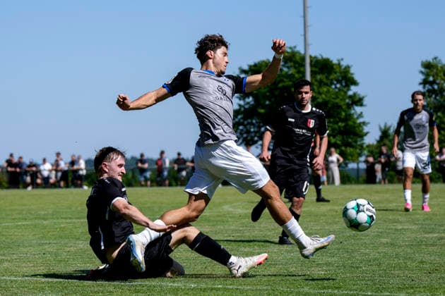v.li.: Leon Dörflinger (SV Moosbrunn, 3), Lovis Bierschenk (SV Waldhof, 7), Zweikampf, Spielszene, Duell, duel, tackle, tackling, Dynamik, Action, Aktion, 04.07.2026, Schönbrunn-Moosbrunn (Deutschland), Fussball, Testspiel, SV Moosbrunn - SV Waldhof Mannheim, DFB DFL REGULATIONS PROHIBIT ANY USE OF PHOTOGRAPHS AS IMAGE SEQUENCES AND OR QUASI-VIDEO. *** From left: Leon Dörflinger (SV Moosbrunn), 3, Lovis Bierschenk (SV Waldhof), 7, tackle, game scene, duel, tackle, tackling, dynamic, action, 04 07 2026, Schönbrunn Moosbrunn Germany, soccer, friendly match, SV Moosbrunn vs. SV Waldhof Mannheim, DFB and DFL regulations prohibit any use of photographs as image sequences and or quasi-video xozx
