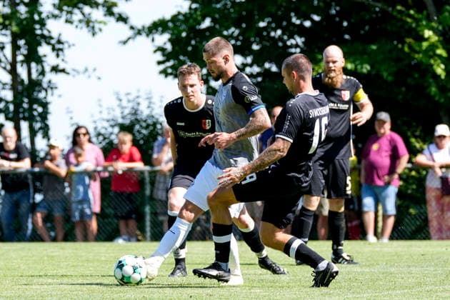 v.li.: Julian Ulbricht (SV Waldhof, 10, Neuzugang), Marc Nötel (SV Moosbrunn, 19), Zweikampf, Spielszene, Duell, duel, tackle, tackling, Dynamik, Action, Aktion, 04.07.2026, Schönbrunn-Moosbrunn (Deutschland), Fussball, Testspiel, SV Moosbrunn - SV Waldhof Mannheim, DFB DFL REGULATIONS PROHIBIT ANY USE OF PHOTOGRAPHS AS IMAGE SEQUENCES AND OR QUASI-VIDEO. *** From left: Julian Ulbricht (SV Waldhof), 10, new signing; Marc Nötel (SV Moosbrunn), 19; tackle, game scene, duel, tackle, tackling, dynamism, action, 04 07 2026, Schönbrunn Moosbrunn Germany, soccer, friendly match, SV Moosbrunn vs. SV Waldhof Mannheim, DFB and DFL regulations prohibit any use of photographs as image sequences and or quasi-video xozx