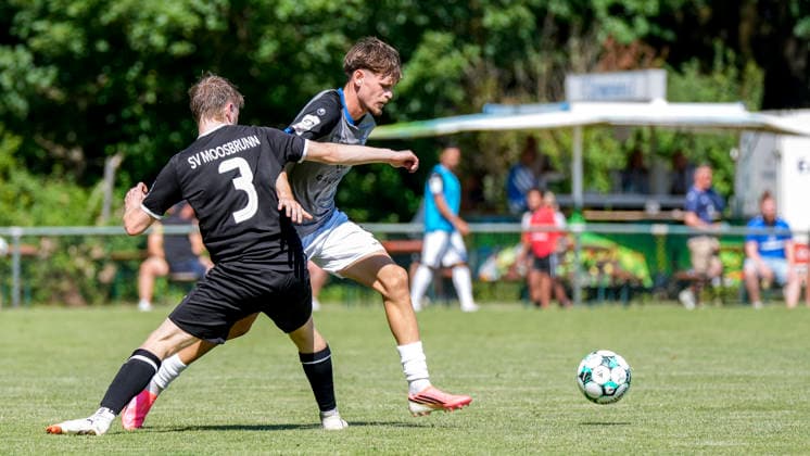 v.li.: Leon Dörflinger (SV Moosbrunn, 3), Yannis Hör (SV Waldhof, 5, Neuzugang), Zweikampf, Spielszene, Duell, duel, tackle, tackling, Dynamik, Action, Aktion, 04.07.2026, Schönbrunn-Moosbrunn (Deutschland), Fussball, Testspiel, SV Moosbrunn - SV Waldhof Mannheim, DFB DFL REGULATIONS PROHIBIT ANY USE OF PHOTOGRAPHS AS IMAGE SEQUENCES AND OR QUASI-VIDEO. *** From left: Leon Dörflinger (SV Moosbrunn), 3; Yannis Hör (SV Waldhof), 5; new signing; tackle; game scene; duel; tackle; tackling; dynamism; action; 04 07 2026, Schönbrunn Moosbrunn Germany, soccer, friendly match, SV Moosbrunn vs. SV Waldhof Mannheim, DFB and DFL regulations prohibit any use of photographs as image sequences and or quasi-video xozx