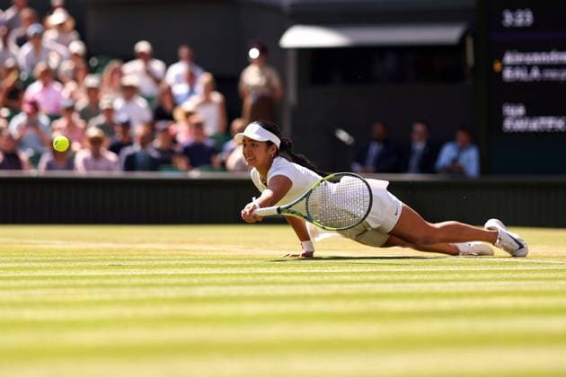 Alexandra Eala diving during her third round match Wimbledon Tennis Championships, Day 6, The All England Lawn Tennis and Croquet Club, London, UK - 04 Jul 2026London The All England Lawn Tennis and United Kingdom  Copyright: xEllaxLing Shutterstockx 16975552ak