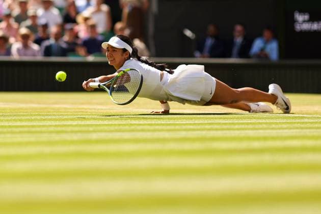 Sport Themen der Woche KW27 Alexandra Eala diving during her third round match Wimbledon Tennis Championships, Day 6, The All England Lawn Tennis and Croquet Club, London, UK - 04 Jul 2026London The All England Lawn Tennis and United Kingdom  Copyright: xEllaxLing Shutterstockx 16975552al