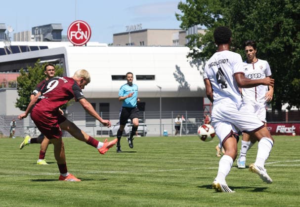 04.07.2026 - Fussball Amateurfussball - Saison 2026 2027 - Testspiel Freundschaftsspiel Vorbereitungsspiel : 1. FC Nürnberg II U23 FCN Club - FC Ingolstadt II - DaMa - xdaxmax - Tor Treffer Torschuß zum 3:1 - Torschütze Levin Chiumento (9, 1. FC Nürnberg FCN II ) *** July 4, 2026 Soccer Amateur Soccer 2026–2027 Season Exhibition Match Friendly Match Preseason Match 1 FC Nürnberg II U23 FCN Club FC Ingolstadt II DaMa xdaxmax Goal Score Shot on goal for the 3–1 goalLevin Chiumento 9, 1 FC Nuremberg FCN II