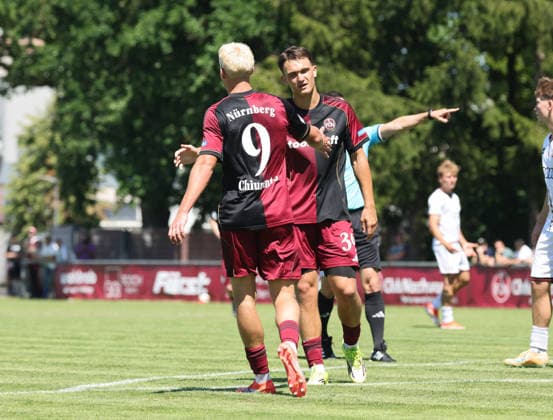 04.07.2026 - Fussball Amateurfussball - Saison 2026 2027 - Testspiel Freundschaftsspiel Vorbereitungsspiel : 1. FC Nürnberg II U23 FCN Club - FC Ingolstadt II - DaMa - xdaxmax - Jubel Freude Torjubel nach Tor zum 3:1 - Levin Chiumento (9, 1. FC Nürnberg FCN II ) und Mannschaft Team jubelt freut sich - Torschütze: Levin Chiumento (9, 1. FC Nürnberg FCN II ) *** July 4, 2026 Soccer Amateur Soccer 2026–2027 Season Exhibition Match Friendly Match Preseason Match 1 FC Nürnberg II U23 FCN Club FC Ingolstadt II Women s Team xdaxmax Cheering Joy Goal celebration after scoring the 3rd goal 1 by Levin Chiumento 9, 1 FC Nuremberg FCN II and the team celebrate, goal scorer Levin Chiumento 9, 1 FC Nuremberg FCN II