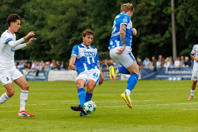 links Torschuss Benno Dietze (Rostock) - rechts Andreas Voglsammer (Rostock) ; GER, FSV Kühlungsborn vs. FC Hansa Rostock, Fußball, Männer, 3. Liga, Testspiel, Spielzeit 2026 2027, 04.07.2026 Kühlungsborn Sportplatz Mecklenburg - Vorpommern Deutschland *** Left: Benno Dietze (Rostock) takes a shot on goal; Right: Andreas Voglsammer (Rostock), GER, FSV Kühlungsborn vs. FC Hansa Rostock, Soccer, Men, 3rd Division, Friendly Match, 2026–2027 Season, July 4, 2026, Kühlungsborn Sports Field, Mecklenburg-Western Pomerania, Germany