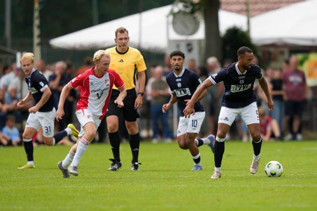 04.07.2026, Stadion, Riddergoar 1, 49824 Laar, GER, Fußball, 3. Liga: Blitzturnier: SV Meppen testet gegen zwei niederländische Clubs, SVM vs FC Emmen, Cyrill Akono (SV Meppen 9) DFL REGULATIONS PROHIBIT ANY USE OF PHOTOGRAPHS AS IMAGE SEQUENCES AND OR QUASI-VIDEO. 49824 Laar Niedersachsen Deutschland Stadion, Riddergoar 1 *** July 4, 2026, Stadium, Riddergoar 1, 49824 Laar, GER, Soccer, 3rd Division Blitz Tournament: SV Meppen faces two Dutch clubs, SVM vs. FC Emmen, Cyrill Akono SV Meppen 9 DFL REGULATIONS PROHIBIT ANY USE OF PHOTOGRAPHS AS IMAGE SEQUENCES AND OR QUASI-VIDEO 49824 Laar Lower Saxony Germany Stadium, Riddergoar 1